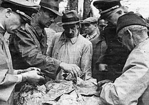W 1943 roku Józef Mackiewicz (na zdjęciu trzeci od lewej) był świadkiem ekshumacji ofiar sowieckiej zbrodni w Katyniu.